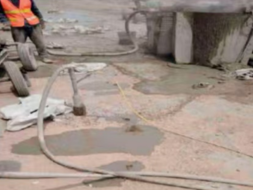 呼和浩特水泥混凝土路面板底注浆技术 路面脱空注浆整治方案